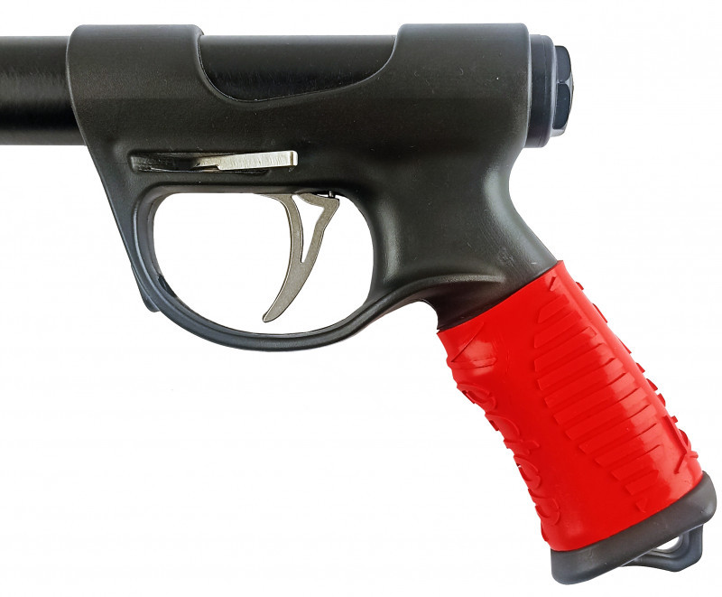 Рукоятка ружья с полиуретановой накладкой, она предотвращает проскальзывание руки, а яркий цвет не позволит потерять ружье