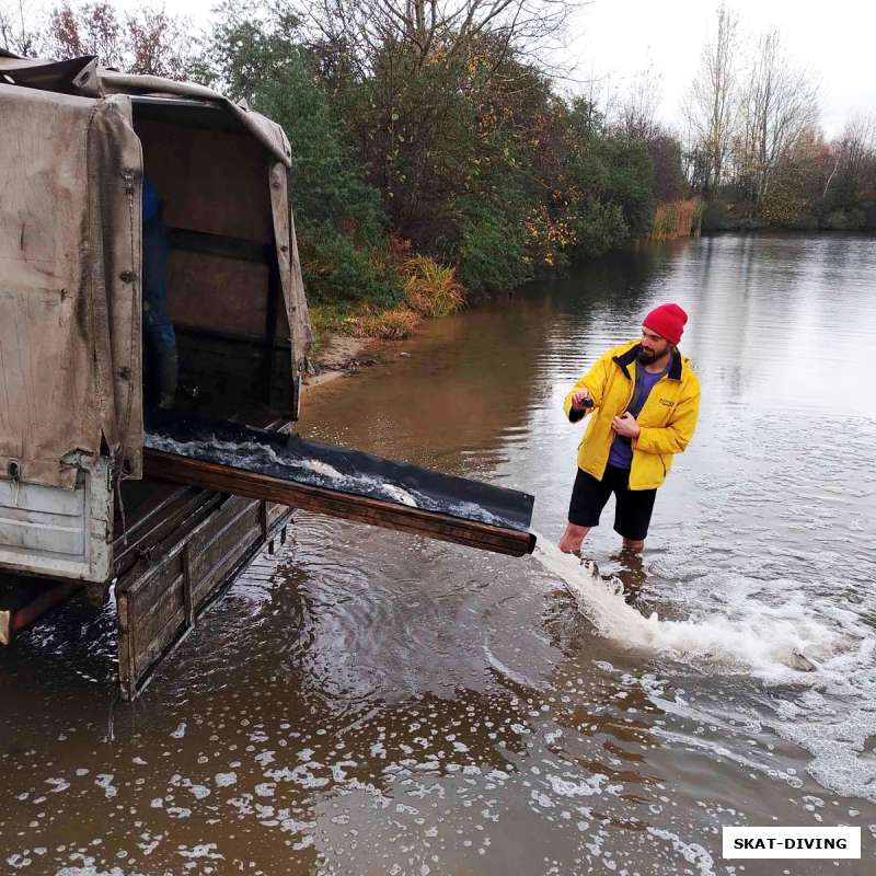 Брянские подводники выпустили в городской карьер 2000 толстолобиков