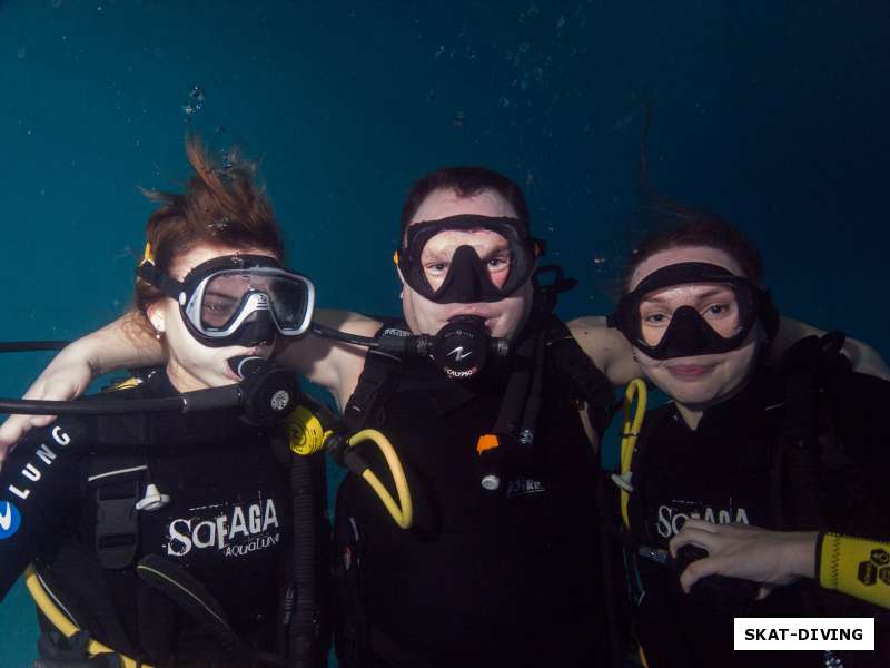 Небольшенькая группа из 3-х человек отлично сдала подводный экзамен в бассейне