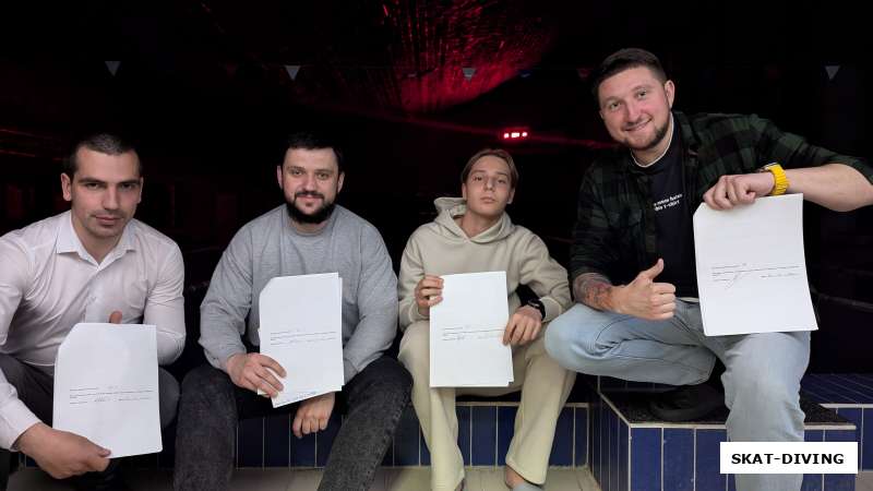 “Нитроксные опята” на фоне ночного бассейна