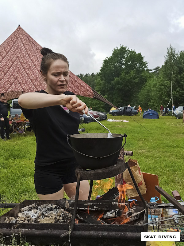 Волуева Марина, что-то кашеварит для лагеря