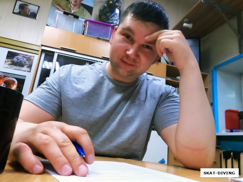 Мондраев Сергей, глазами ложки, лежащей на столе