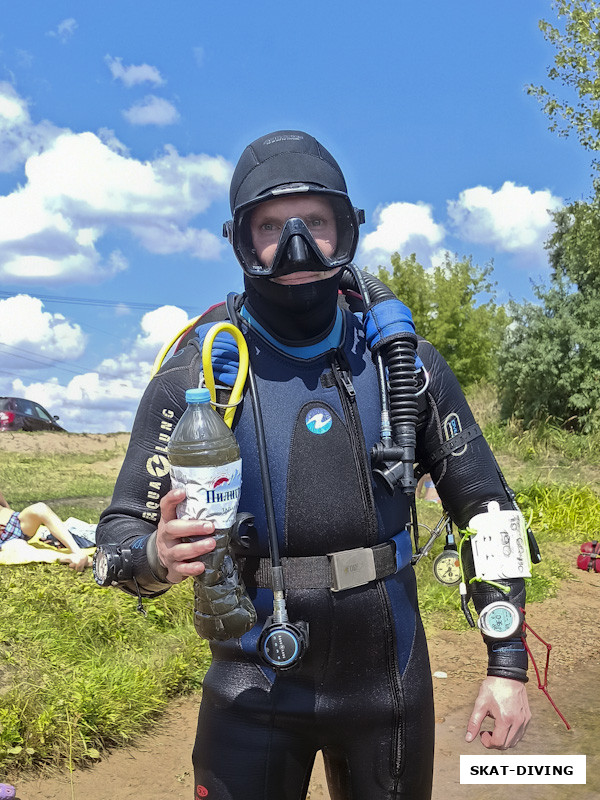 Чмутов Сергей, взял пробу воды, осталось понять, где именно он ее взял