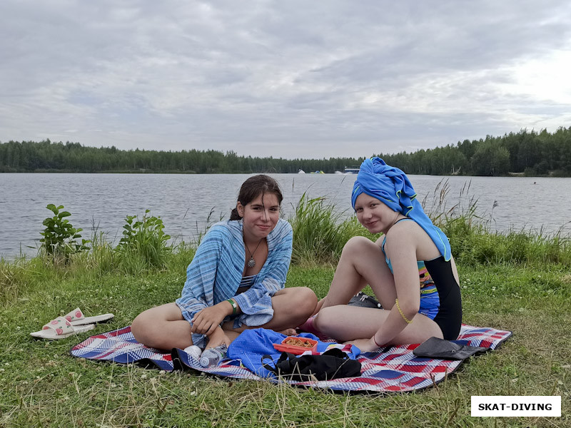 Турлачева Мария, "чилит на берегу с подругой", клуб "СКАТ" - в ногу со временем!