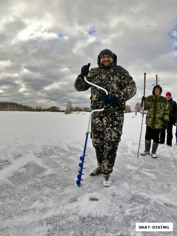 Волуев Олег, активно взялся помогать с созданием отверстия во льду