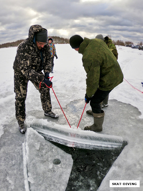 Лед в этом году пока не шибко толстый, но и далеко не тонкий