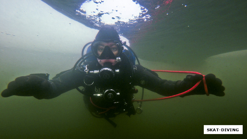 Бурмистрова Анастасия, на своем первом подледном погружении в рамках курса "ICE DIVER"