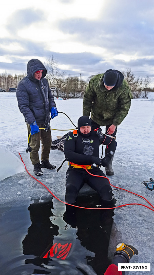 Волуев Олег, дождался и попробовал руками, лицом и ногами ледяную воду