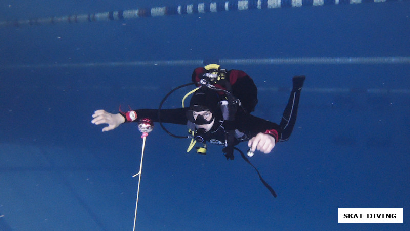 Волков Михаил, открыл в себе супер-способность: сверлить взглядом шарики под водой
