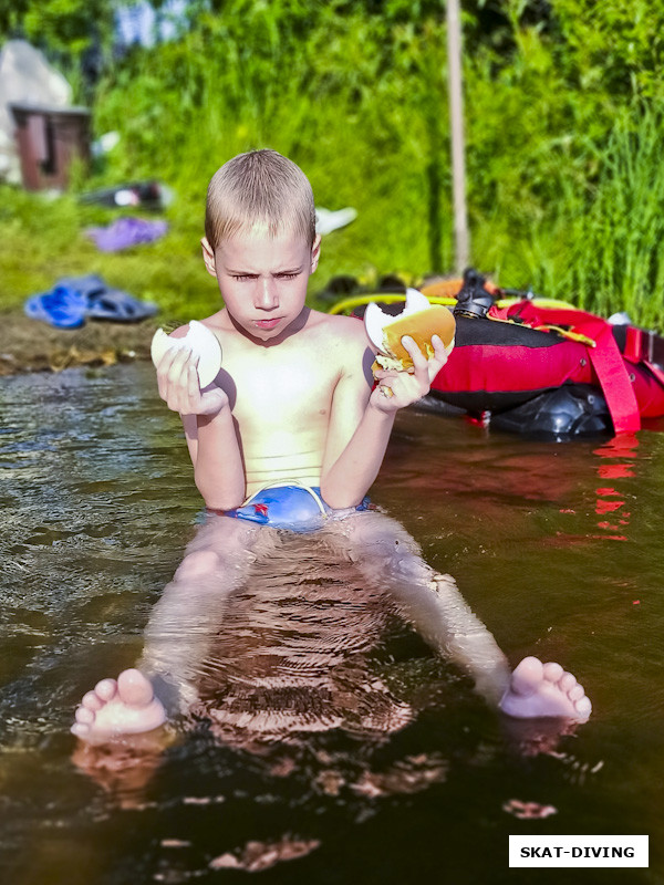 Тюрин Даниил, даже обед у детей был в воде