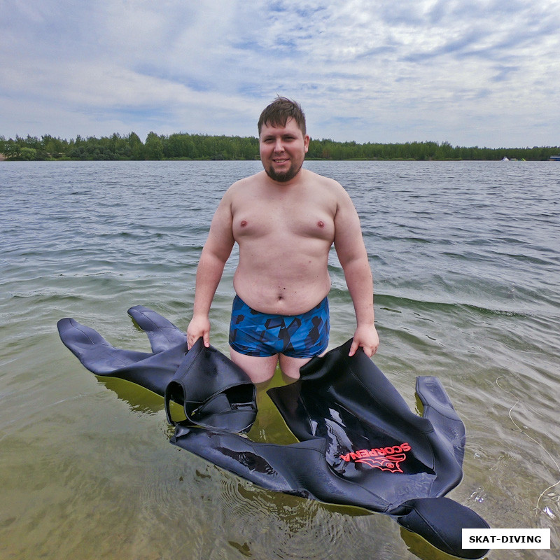 Черняков Дмитрий, нашел в воде гидрокостюм, чего бы и не понырять теперь