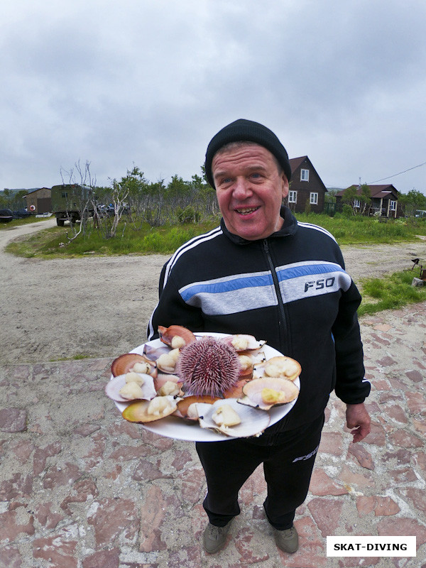 Парфенов Николай, кормит ежа гребешком