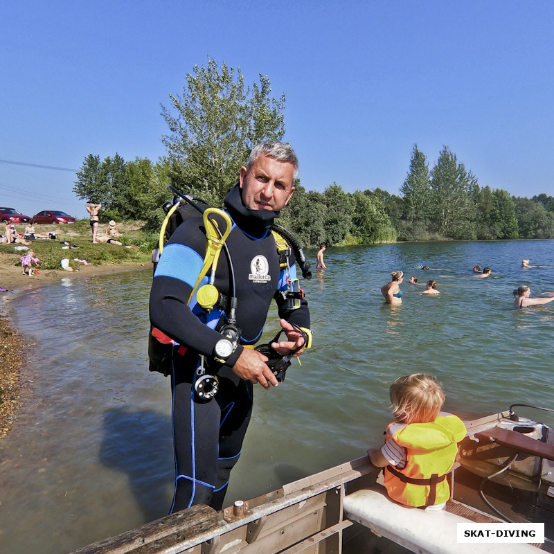 Ковзиков Дмитрий, ждет напарника и лодочника для отправки к месту спуска