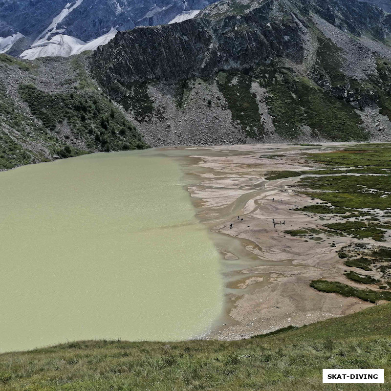 Озеро Донгуз-Орун-Кель с водой необычного цвета