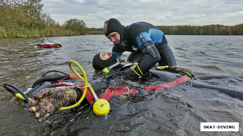 Тюрин Юрий, Фомичев Виктор, снятие "SCUBA" для проведения СЛР у берега