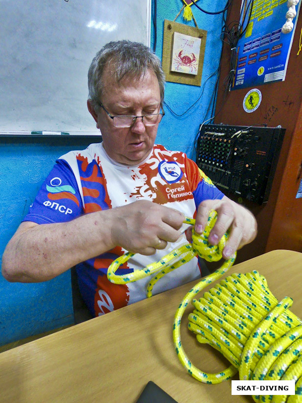 Горпинюк Сергей, демонстрирует технику вязания узла "обезьяний кулак", тот самый ухватистый шарик для собачки на молнии