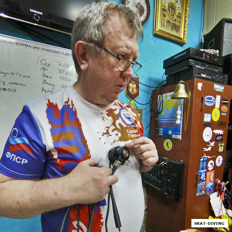 Горпинюк Сергей, демонстрирует студентам гермоввод в сухой гидрокостюм для подключения внешнего источника питания