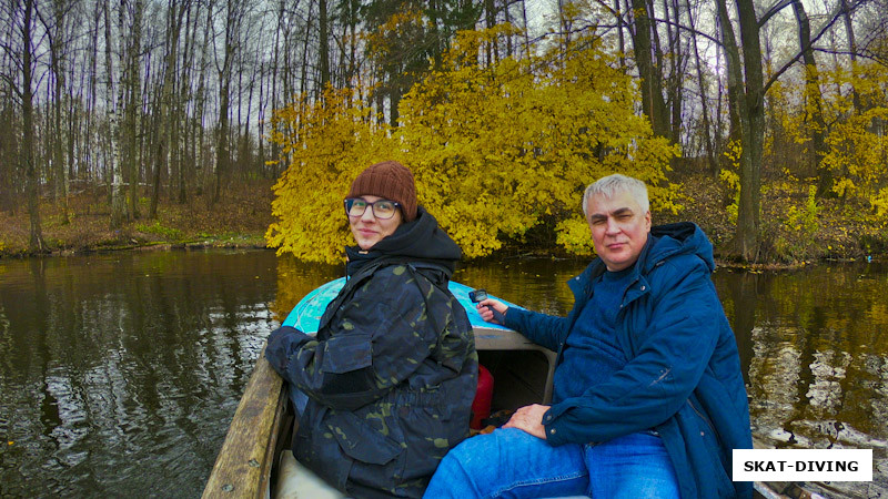 Лукьянова Мария, Ильичев Владлен, дерево растет прямо над водой, что позволило ему лучше сохраниться и не потерять листву после первых же заморозков