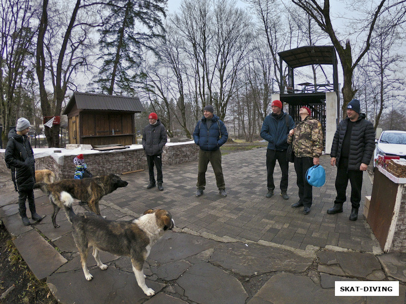 Трудно сказать, как и зачем была сделана это фотография, скорее всего мы ждем открытия дайв-центра утром