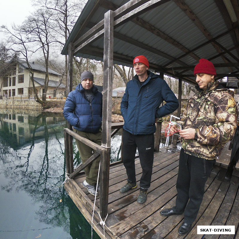 Азаркин Юрий, Волков Андрей, Погосян Артем, "брифинг у кромки воды"