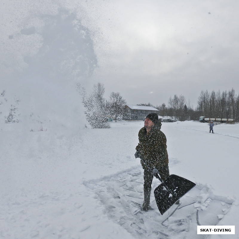 Леонов Дмитрий, готовит место под палатку, а заодно забавляется с пушистым снегом