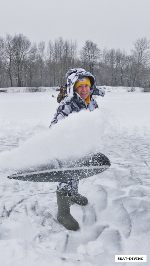 Сканцева Павлина, думали только для фото, нет, она бросилась помогать мужчинам чистить снег