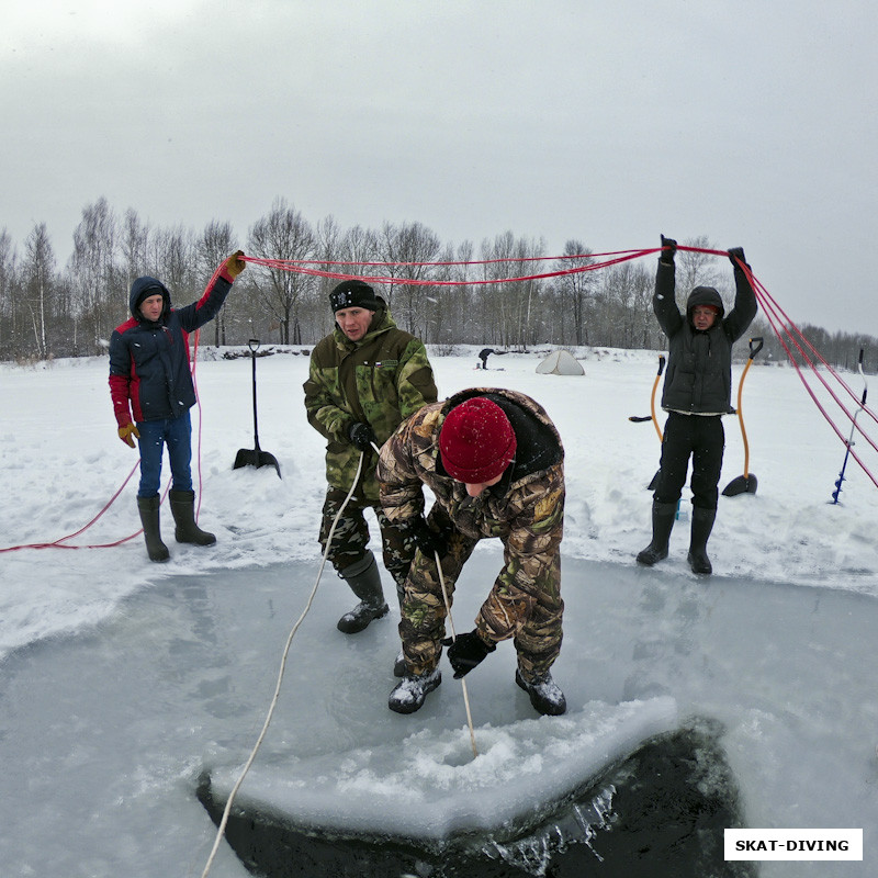 Задача простая: попасть льдиной в ворота