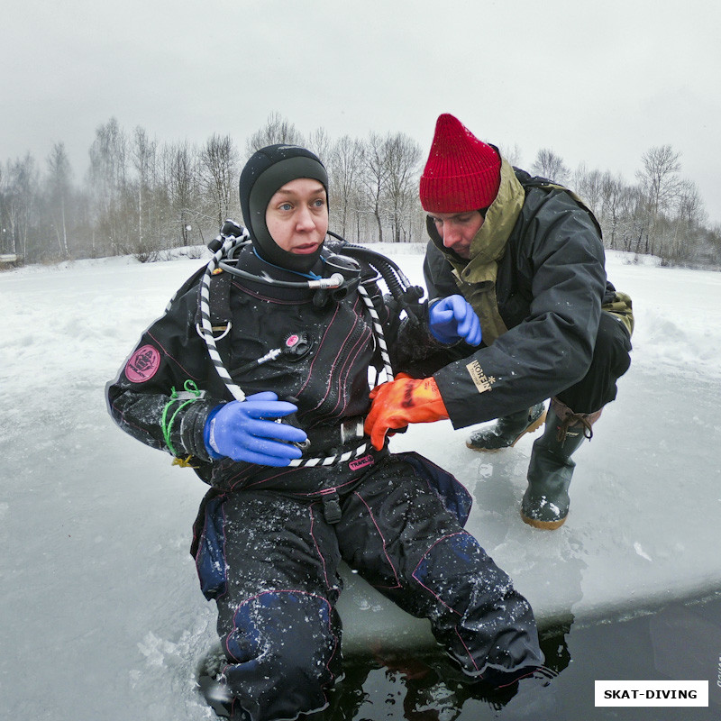 Сканцева Павлина, Федорук Дмитрий, первый опытный образец робота-подводницы выключился при опускании ног в воду, мастер спешно делает отладку системы