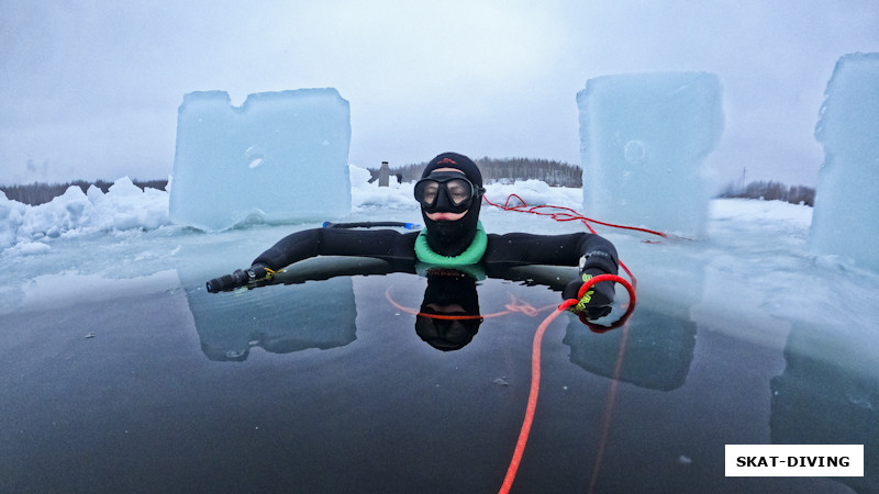 Филиппова Людмила, заслужила зеленый ошейник фридайвера, дается за ныряние на глубину 10 метров под лед