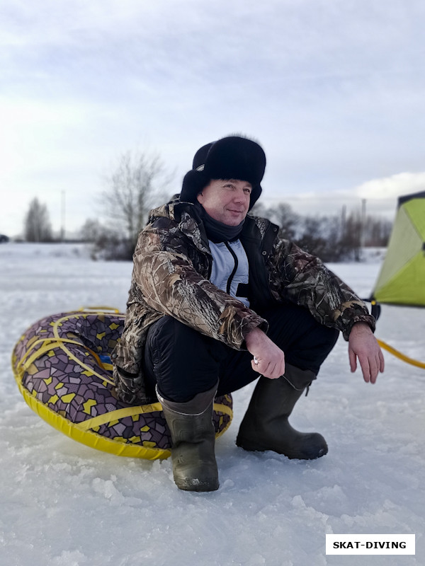 Азаркин Юрий, классический набор правильного подледника: ватрушка для таскания снаряги, теплая шапка и качественная обувь!