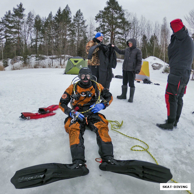 Щербаков Дмитрий, но на самом деле смотреть нужно глубже, на фото Родион показывает тонкую поддеву, в которой пробовал нырять под лед с электро-обогревом