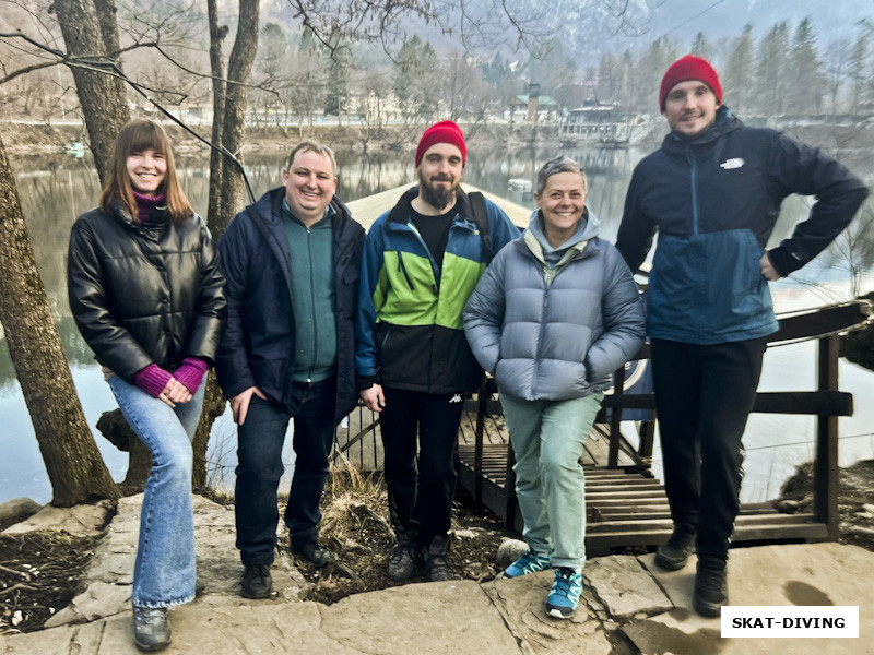 Иванова Александра, Филиппов Родион, Романов Артем, Истратова Оксана, Федорук Дмитрий, фото брянской команды на память с важной фигурой российского технического дайвинга