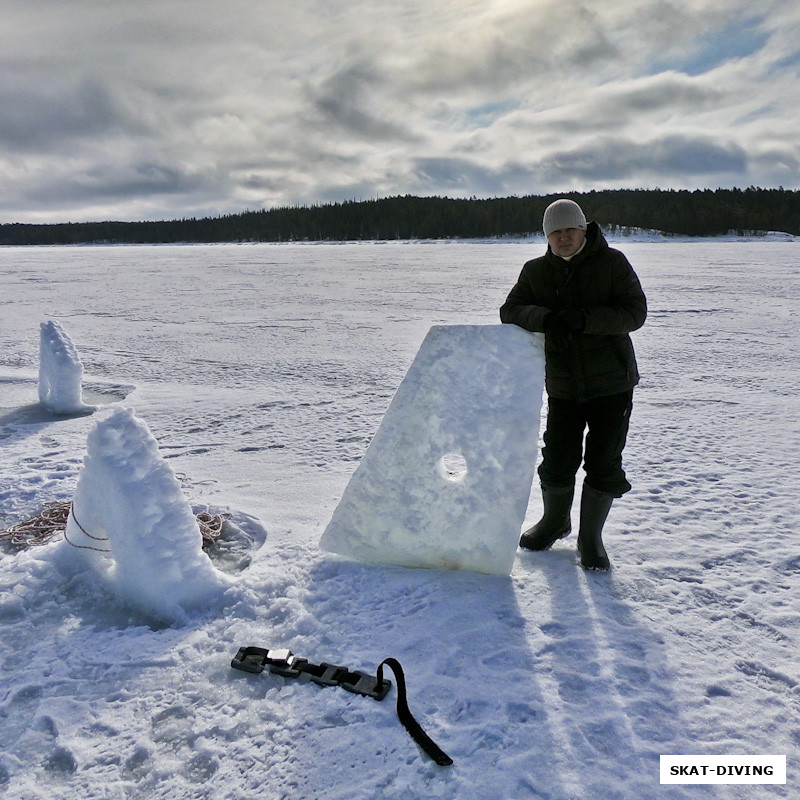 Саманцов Константин, по легенде тут вмерзший в лед самолет, у хвоста которого фотографируются туристы