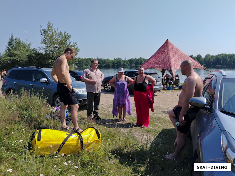На берег прибыли подводные охотники, старший проводит брифинг