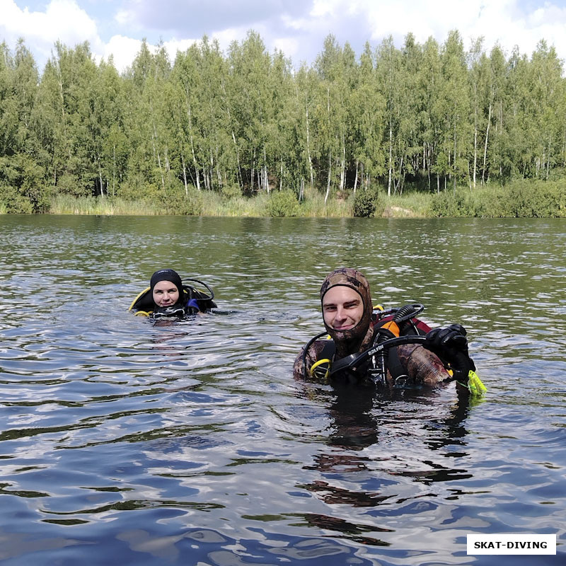 Невструева Александра, Палехин Владислав, Влад нашел под водой трубку собственного бренда, держит ее на фото в левой руке