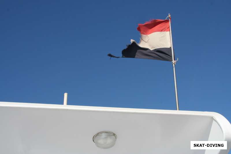 флаг Египта, слегка потрепанный