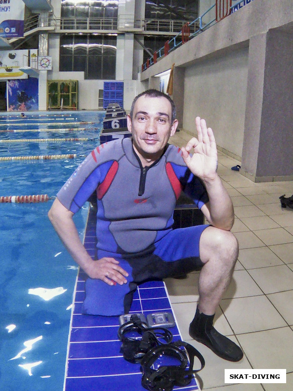 Кондрашов Сергей, уже прошел обучение и чувствует себя в воде уверенно, на мастер-классе хотел посмотреть за тем, как одной ластой будет работать приглашенный гость