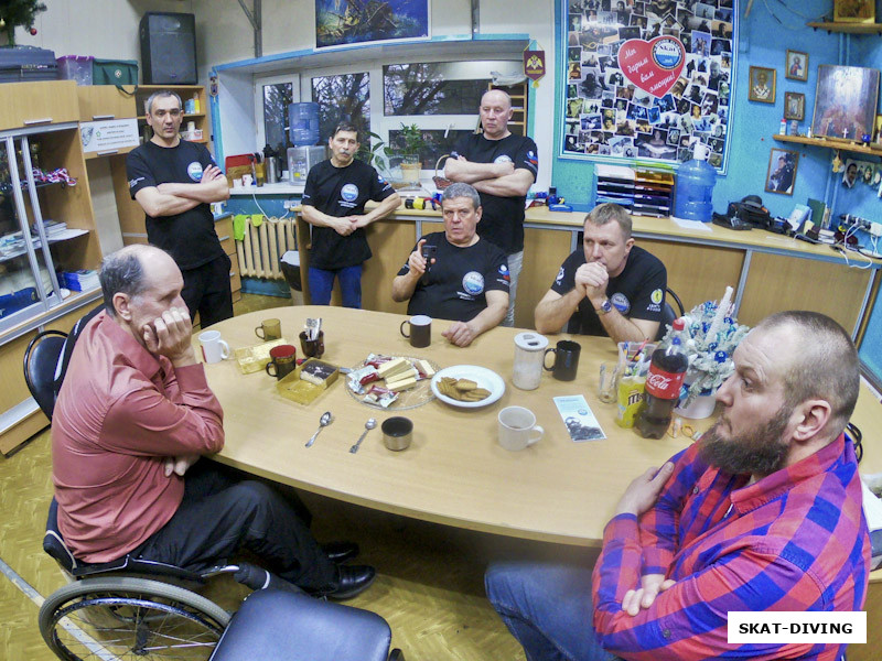 Калина Александр, Кондрашов Сергей, Комаров Олег, Парфенов Николай, Барковский Сергей, Азаркин Юрий, Тихомиров Андрей, единственный колясочник отправился под воду с приглашенным специалистом, ассистировал им наш инструктор Юрий Азаркин