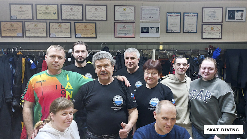 Азаркин Юрий, Парфенов Николай, Ильичев Владлен, Елисеев Кирилл, Иванина Ольга, в этот день трое участников сделали свой первый шаг в мир дайвинга: двое с нарушением зрения и один представитель семьи участника СВО.