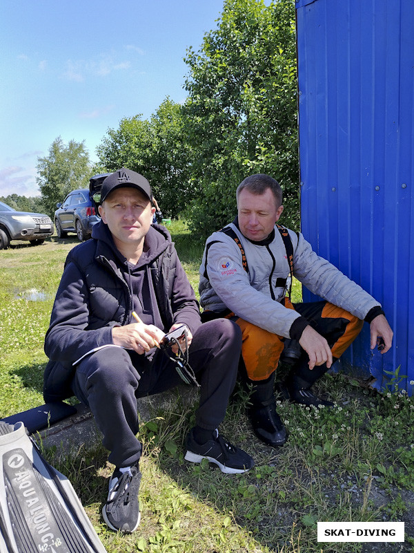 Киричук Роман, Азаркин Юрий, заполнение логбука в тенечке