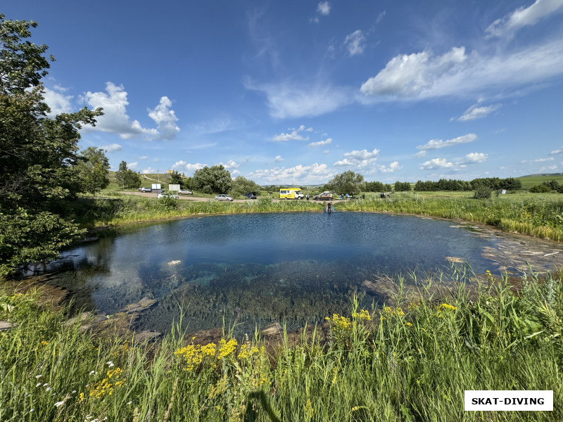 Это не лужа, а Голубое озеро с глубиной более 20 метров.