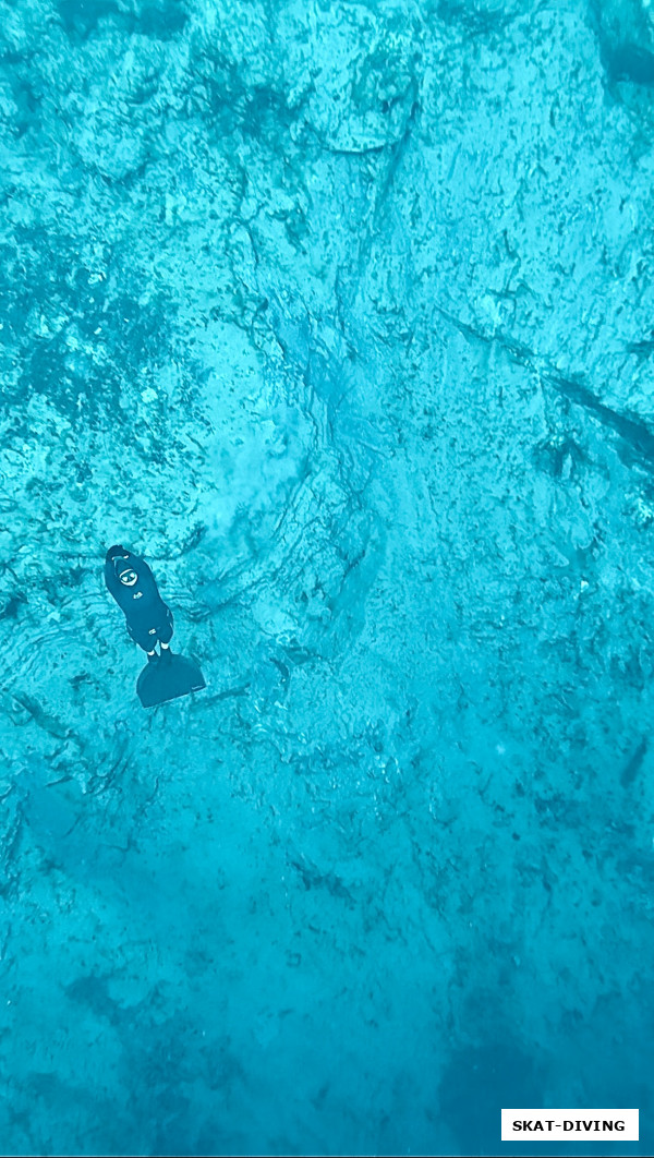 Голубое озеро в Самарской области. Фридайвер на глубине 20 м.