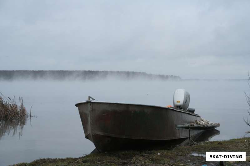 Лодка у берега Десногорского водохранилища