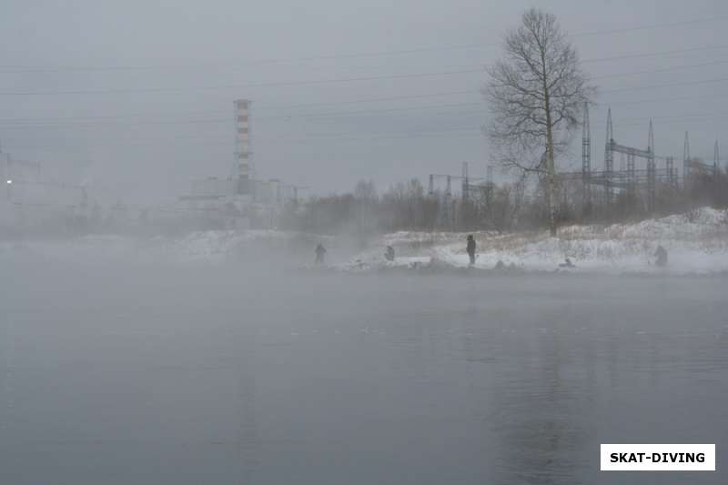 Рыбаки ловят рыбу на ПДУ