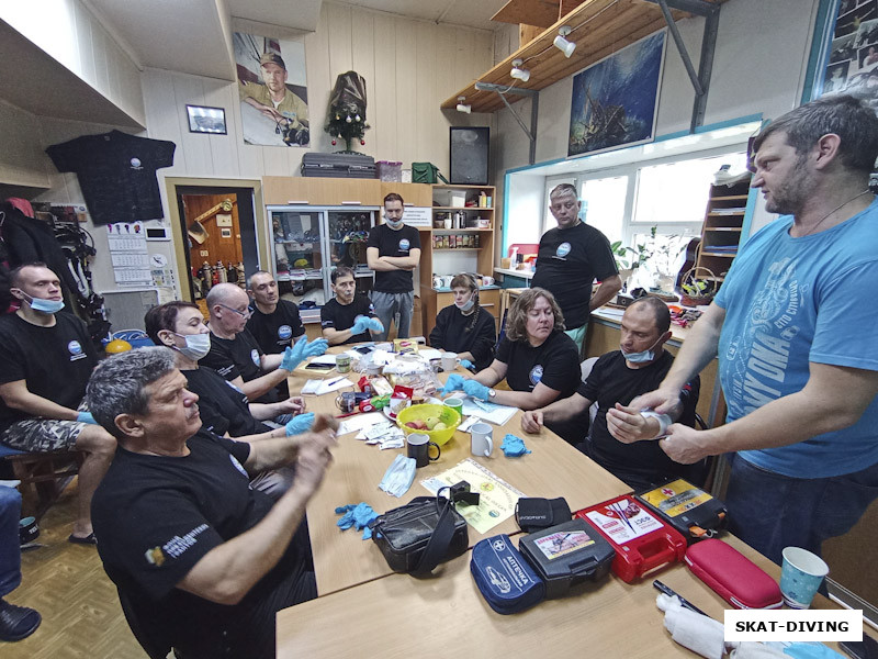 Это вам не лекцию по медицине в аудитории слушать, тут все вживую с возможностью попробовать на коллеге