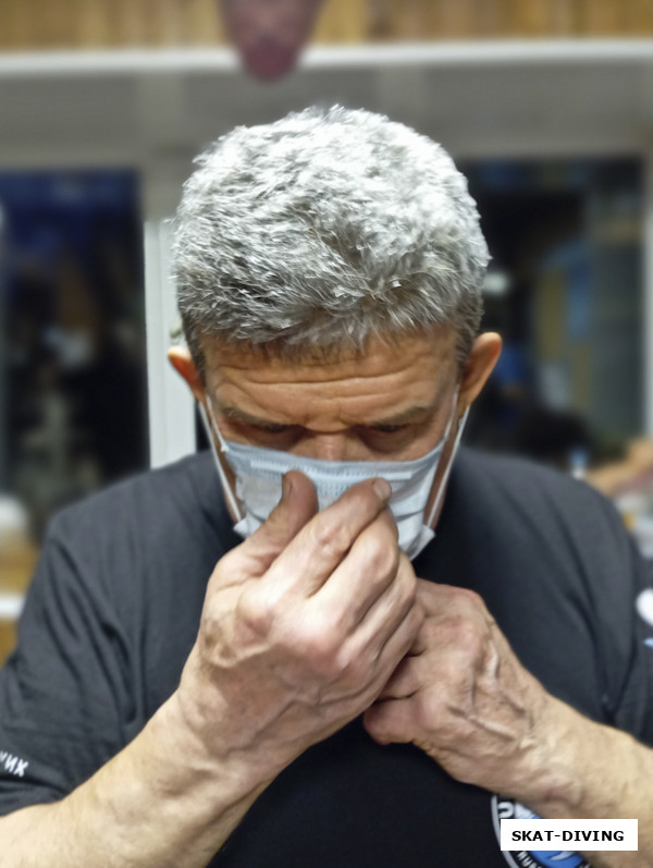 Парфенов Николай, изможденный 8-ми часовой операцией хирург вышел к журналистам