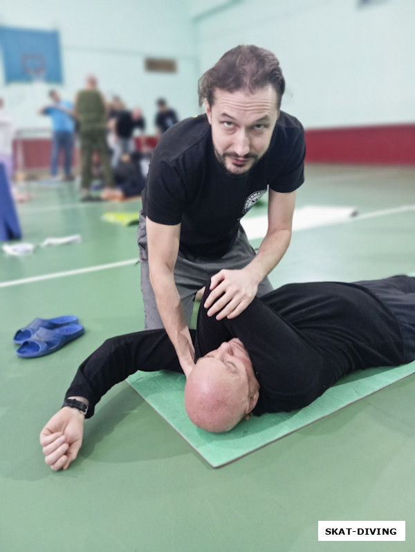 Тюрин Юрий, Гладкий Вячеслав, прежде, чем поворачивать кого-то на улице, уточните, что человеку нужна помощь