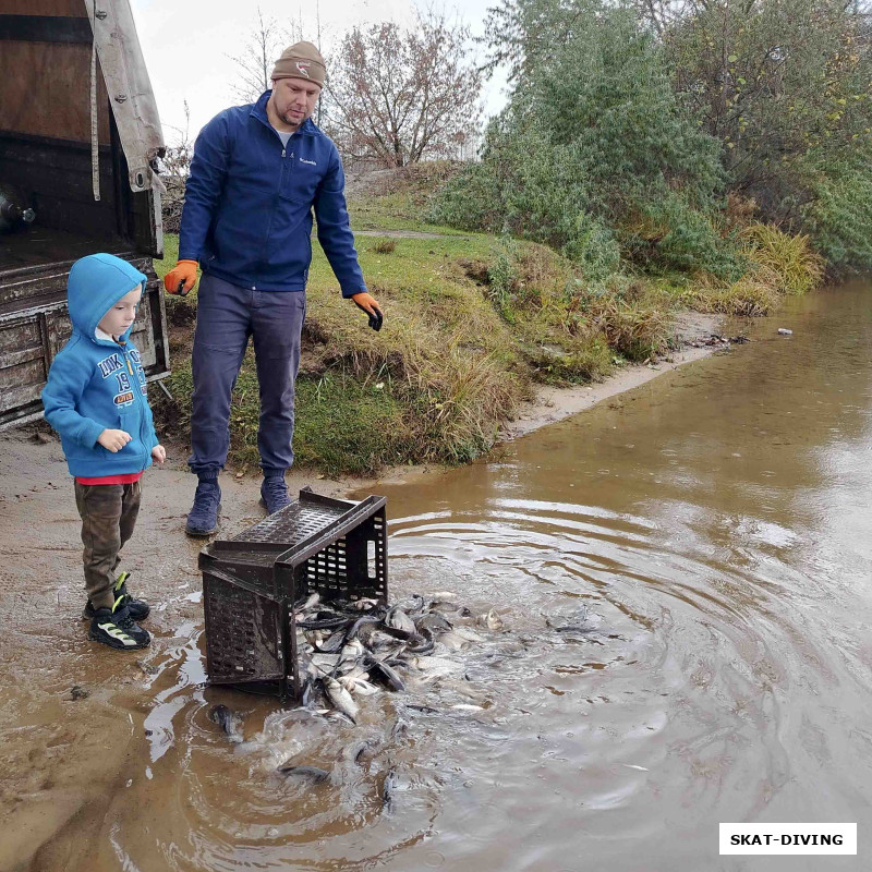 Романов Павел, Леонов Дмитрий, рыбы провели в тесном баке около 3.5 часов прежде, чем увидеть свой новый дом
