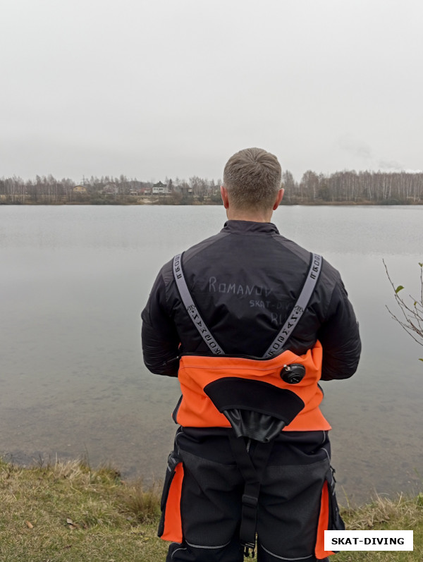 Да, не каждый студент знает, что фамилия его инструктора проявляется на спине при фото