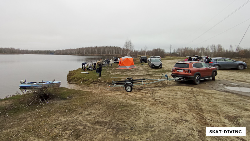 Добраться до берега было не просто, некоторым пришлось оставлять машину и добираться на товарищах